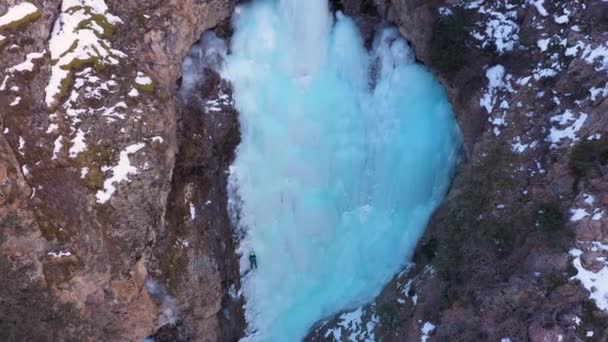 Människan leder på Ice. Isklättring på Frozen Waterfall. Flygvy — Stockvideo