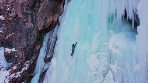 Ice Climbing Frozen Waterfall Aerial View Barskoon Valley Kyrgyzstan Drone — Stok video