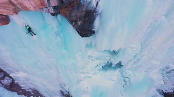 Escalada Gelo Cachoeira Congelada Vista Aérea Cima Para Baixo Homem — Vídeo de Stock