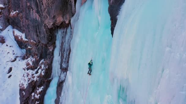 Mountaineer Man Leading Ice Ice Climbing Frozen Waterfall Aerial View — Vídeo de stock