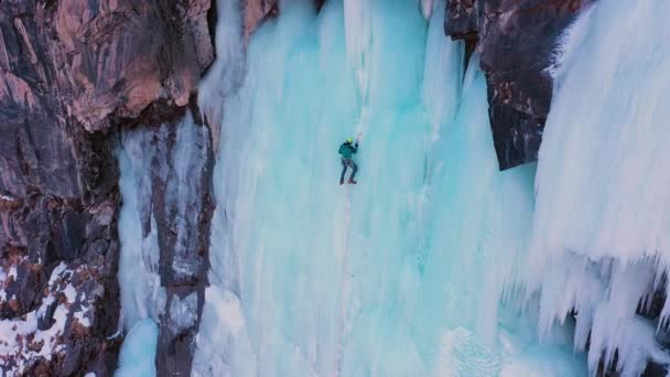 Ice Climbing Frozen Waterfall Aerial View Mountaineer Man Leading Ice — Vídeo de stock