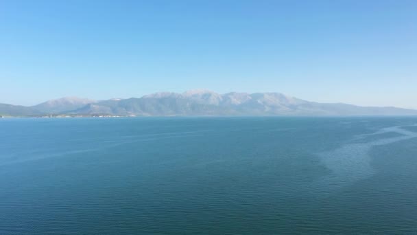 Озеро Егірдір Гори Туреччині Сонячний День Вид Повітря Дрони Йдуть — стокове відео