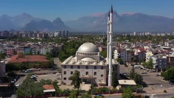 White Mosque Cityscape Mountains Antalya Turkey Aerial View Orbiting — ストック動画