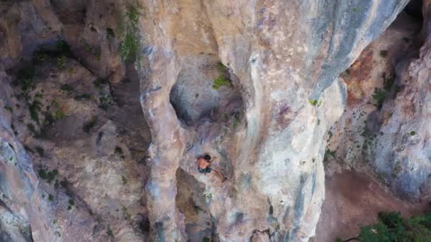 Man Climber Rock Climbing Cliffs Geyikbayiri Antalya Turkey Aerial View — kuvapankkivideo