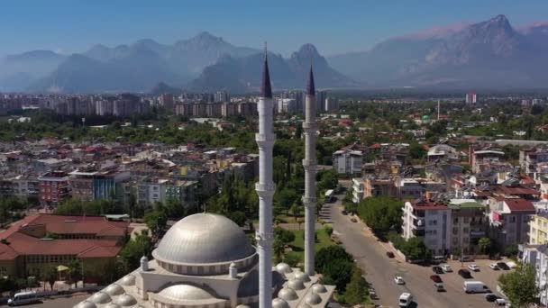 White Mosque Cityscape Mountains Antalya Turkey Aerial View Drone Flies — Vídeo de Stock