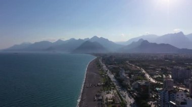 Güneşli bir günde Antalya Şehri ve Dağları. Konyaalti Bölgesi. Hindi. Hava görüntüsü. Drone İleri Uçuyor