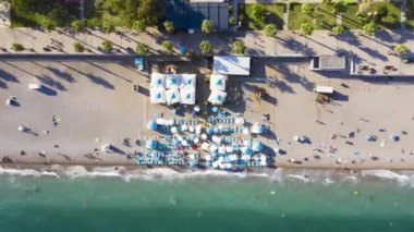 Antalya 'daki Konyaalti Plajı. Hindi. Sea ve Embankment. Havadan Yukarıdan Aşağı Görünümü. İnsansız hava aracı yandan uçuyor. Hava Hızı Hızı, Zaman Hızı