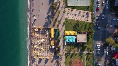 Antalya 'daki Konyaalti Plajı. Hindi. Deniz, Embankment ve Yol. Havadan Yukarıdan Aşağı Görünümü. Drone İleri Uçuyor