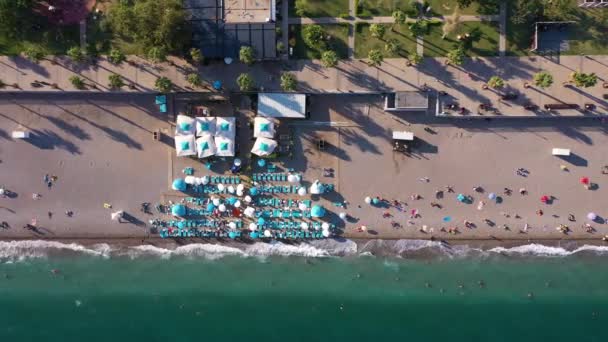 アンタルヤのKonyaaltiビーチ トルコだ 海と堤防 空中垂直トップダウンビュー ドローンフライサイドウェイ — ストック動画