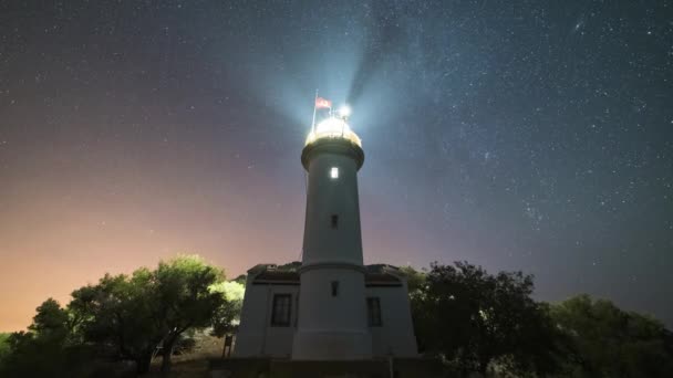 ジェリドニア灯台の上の青い天の川夜 ピンクの光害 トルコだ 時間の経過 — ストック動画