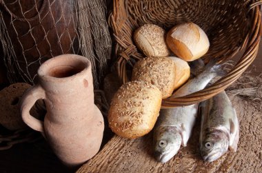 ekmek ve balık ile şarap sürahisi