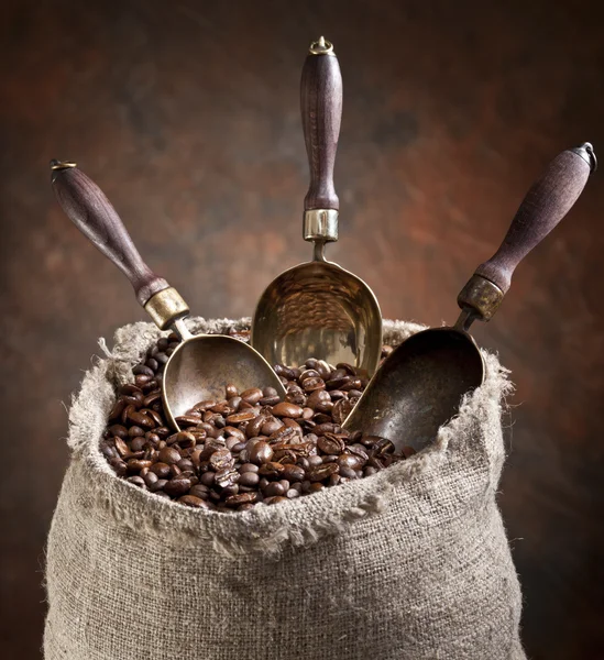 Sack of coffee beans and scoop. — Stock Photo, Image