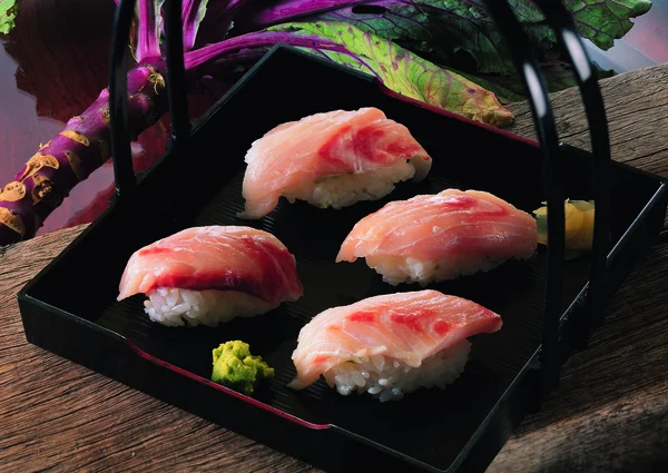 Japansk sushi på svart bakgrunn – stockfoto