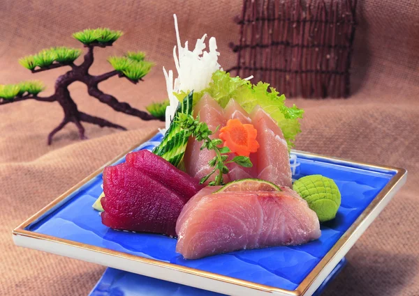 Raw fish with salad — Stock Photo, Image