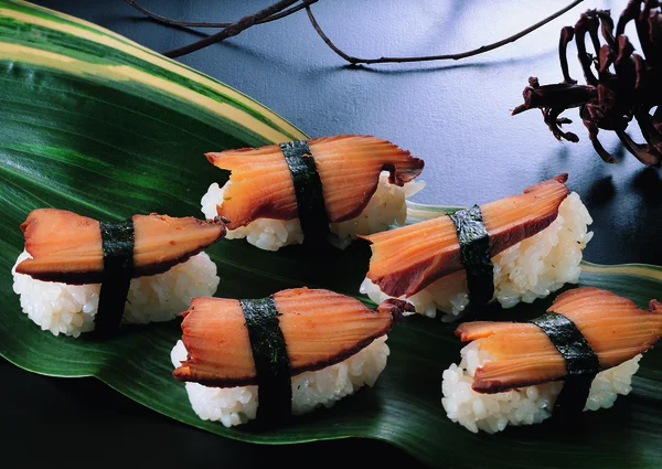 Sushi på et grønt blad – stockfoto