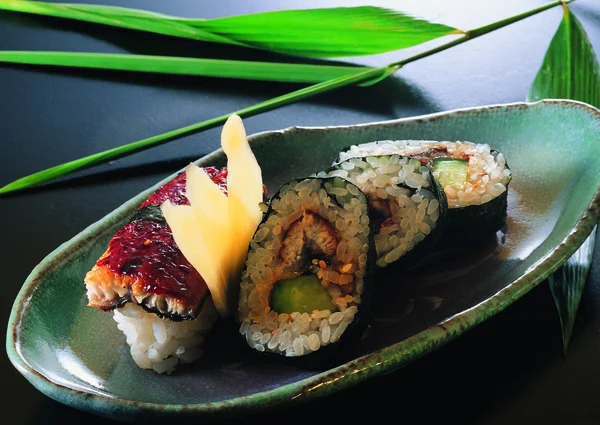 Sushi sur une soucoupe Photo De Stock