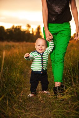 Bebek annesiyle dolaşıyor
