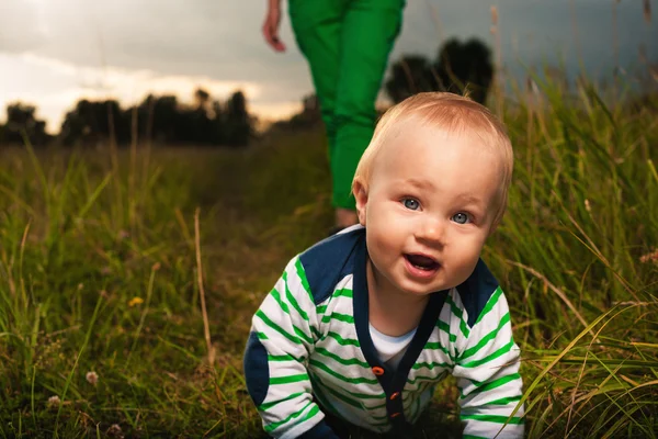 Schattige kleine jongen dat verkenning van de wereld op alle vierde — Stockfoto