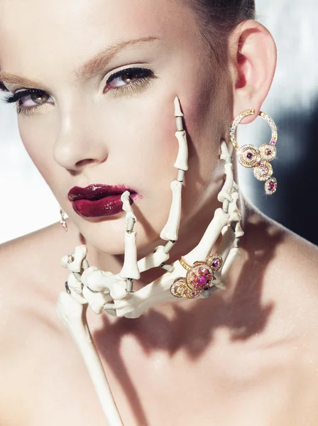 Portrait de mode surréaliste d'une femme portant des bijoux — Photo