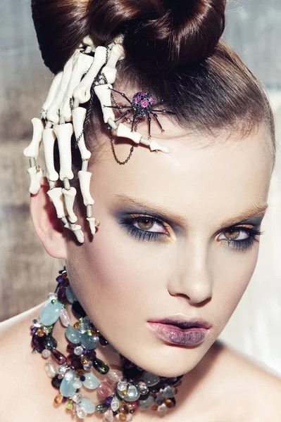 gerçeküstü moda mücevher giyen bir kadın portresi