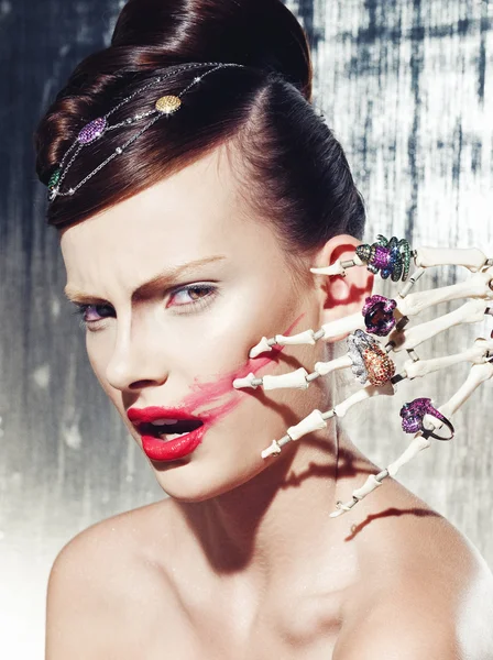 Retrato de moda surrealista de uma mulher usando jóias — Fotografia de Stock