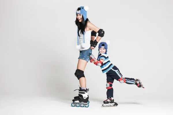 Mãe e filho em patins — Fotografia de Stock