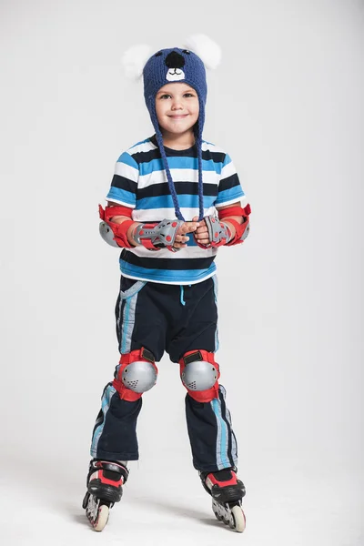 Peuter jongen in rollerskates — Stockfoto