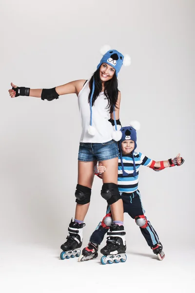 Мать и сын на роликовых коньках — стоковое фото