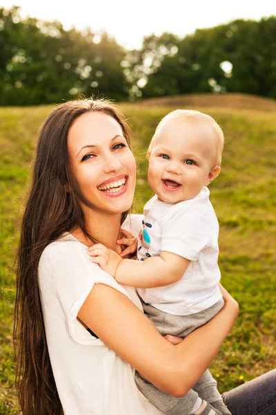 Moeder met baby outdoors — Stockfoto