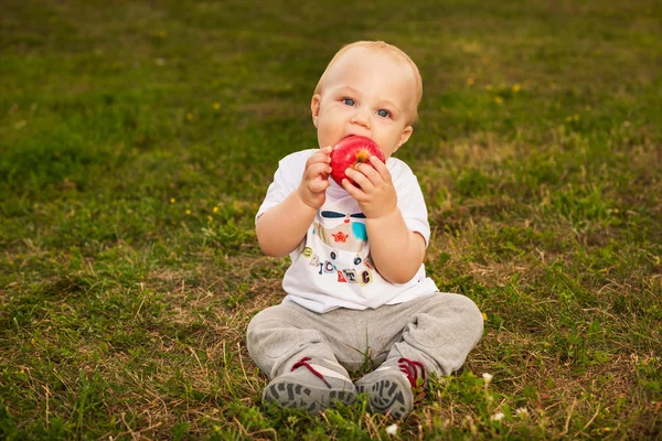 Bébé avec pomme à l'extérieur — Photo