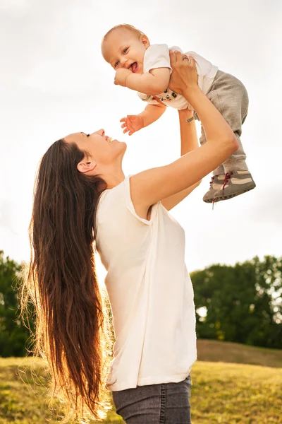 Moeder met baby outdoors — Stockfoto