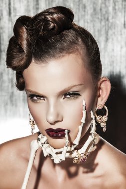 gerçeküstü moda kadın portresi