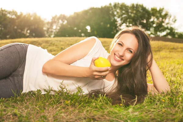 Mulher comendo maçã — Fotografia de Stock