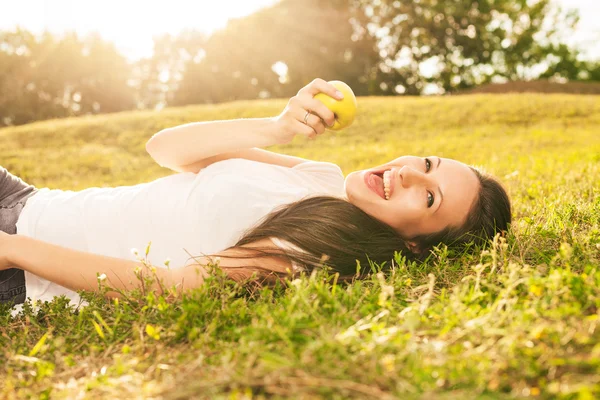 Woman eten apple — Stockfoto