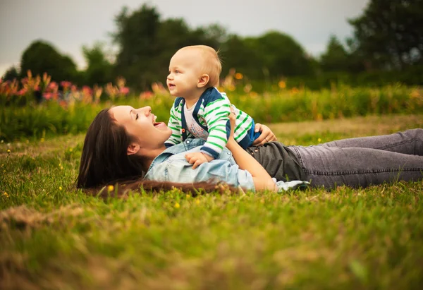 Mother with baby outdoors — Stock Photo, Image