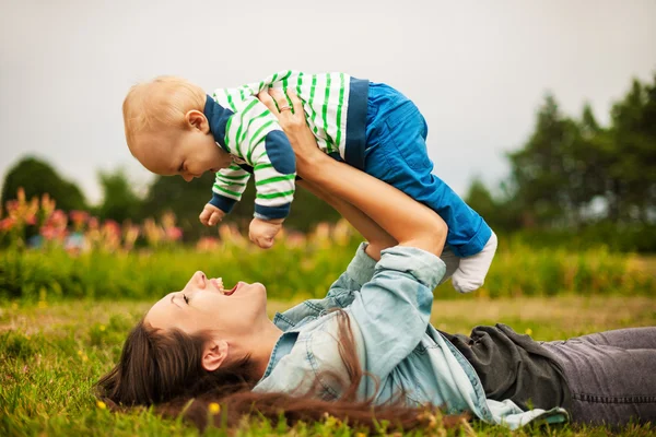 Mãe com bebê ao ar livre — Fotografia de Stock