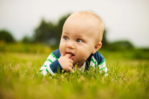 Schattige baby buitenshuis — Stockfoto