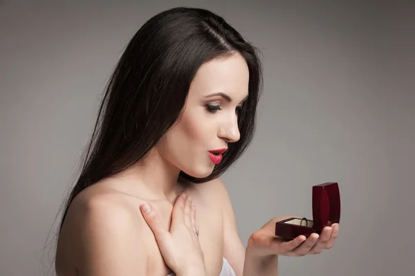 Mulher bonita segurando caixa de jóias — Fotografia de Stock