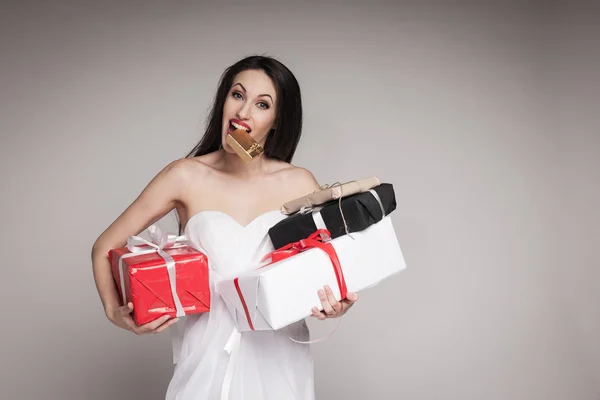 Sonriente hermosa mujer sosteniendo regalos — Foto de Stock