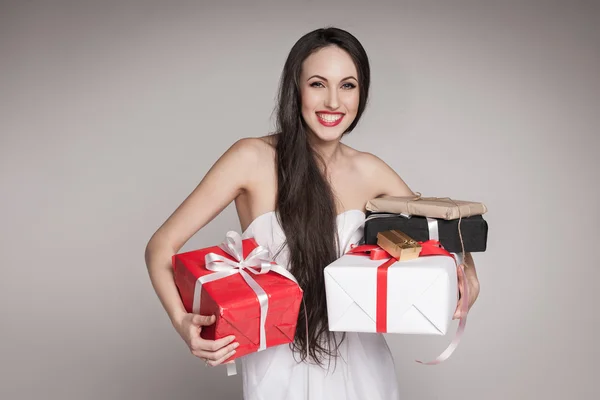 Gülümseyen güzel kadın holding hediyeler — Stok fotoğraf