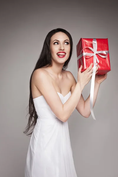 Sonriente hermosa mujer sosteniendo regalo — Foto de Stock