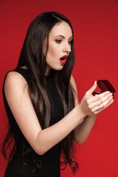 Mulher bonita segurando caixa de jóias — Fotografia de Stock