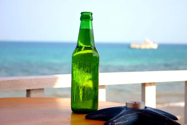 Bouteille de bière près de la mer — Photo