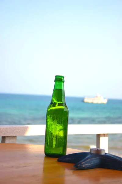 Bouteille de bière près de la mer — Photo