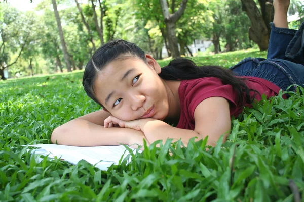 Meisje in het park — Stockfoto