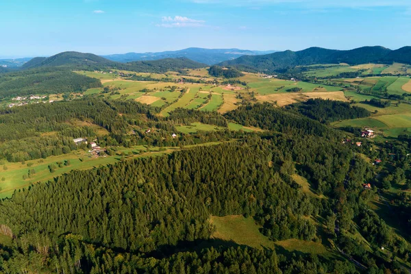 Horská vesnice a zemědělská pole, letecký výhled. Přírodní krajina — Stock fotografie