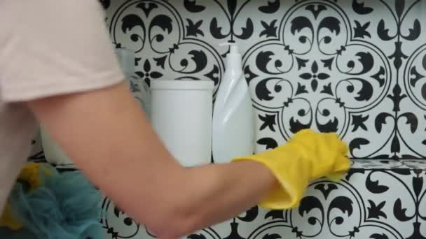 Mulher limpeza cabine do banheiro com raspador — Vídeo de Stock