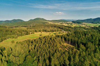 Dağlar, yeşil alanlar, hava manzarası. Güzel manzaranın manzarası