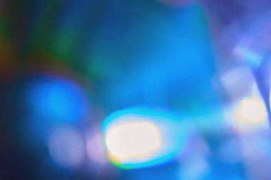 Odaklanmamış film dokusu arka planında koyu arkaplanda renkli ışıklar var. Fotoğraf efektleri için bulanık gökkuşağı renk ışık parlaması