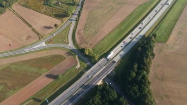 Otobanda hareket var, hava manzaralı. Yaz günü banliyö otobanında araba trafiği. Lojistik ve seyahat kavramı